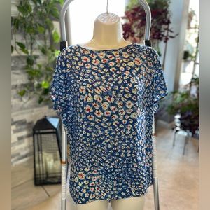 Gently worn & in EUC CAbi top with split back